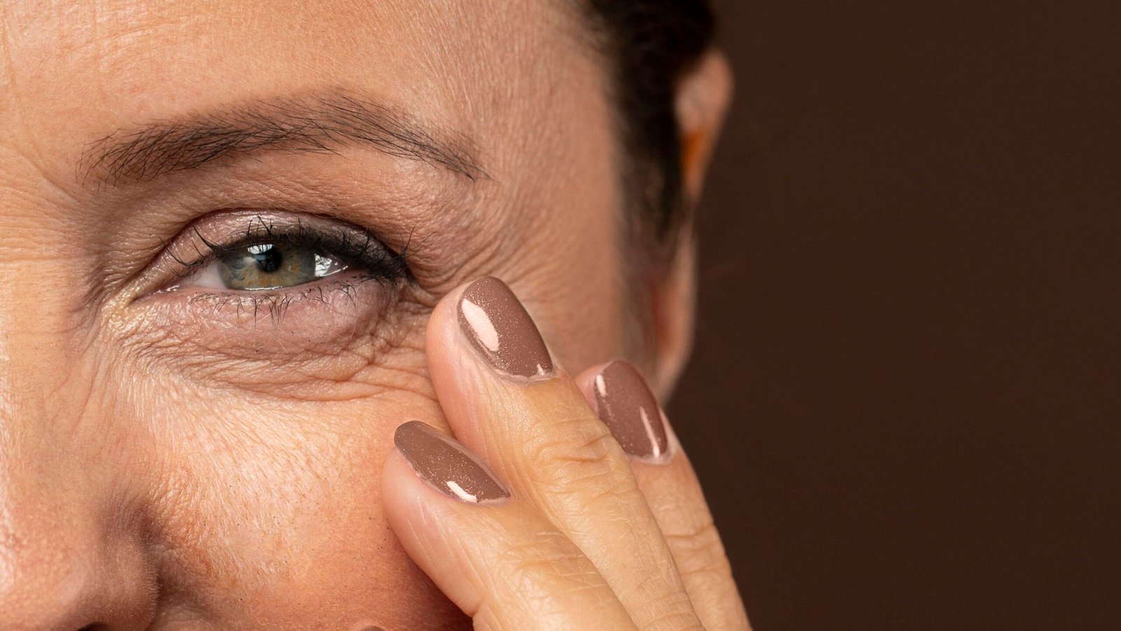 Cómo quitar las arrugas de los ojos.

<a href="https://www.freepik.es/foto-gratis/mujer-madura-sonriente-mostrando-mitad-su-rostro-maquillaje_10182865.htm#fromView=search&page=1&position=44&uuid=2f9494d8-b434-4d0e-a248-98d455db9d3f">Imagen de freepik</a>